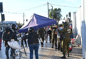 Carabineros, equipos municipales de Seguridad e Inspecciones realizaron amplio operativo contra comercio ambulante en Metro Hospital El Pino